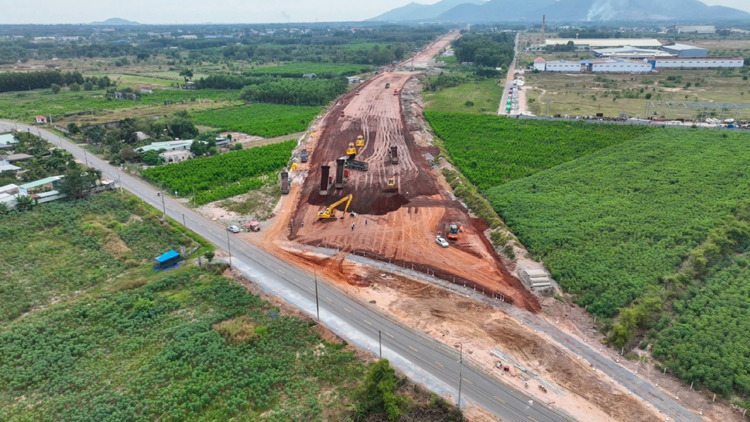 Cận cảnh cao tốc Biên Hòa - Vũng Tàu: Đoạn qua thành phố biển đã thành hình