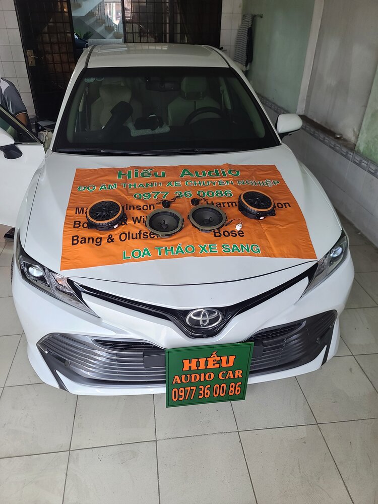 Camry New nâng cấp âm thanh JBL hàng tháo xe Mỹ được nhiều người yêu thích.