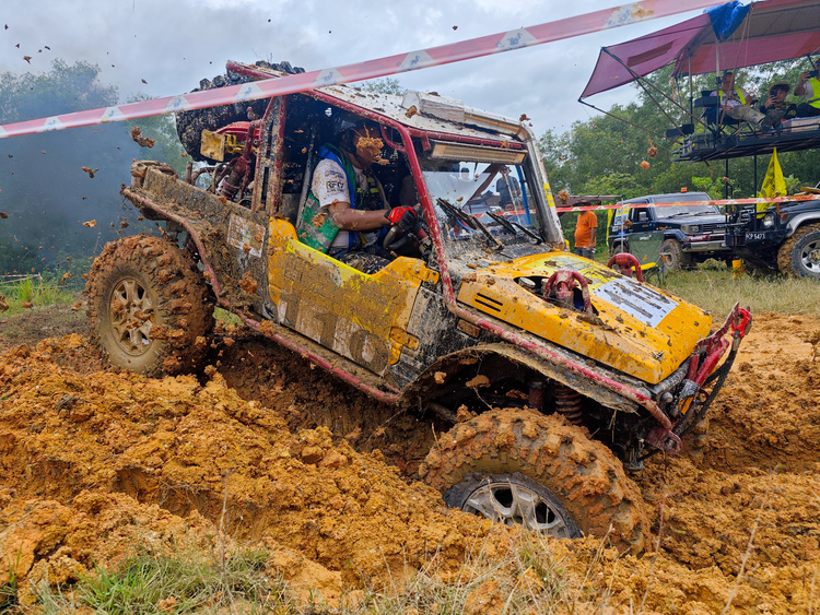 Đội Việt Nam chinh phục Rainforest Challenge 2023 tại Malaysia