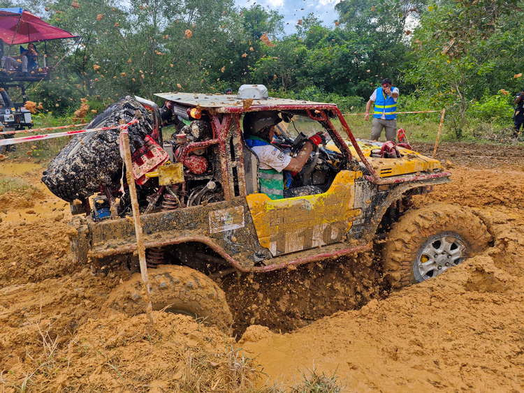 Đội Việt Nam chinh phục Rainforest Challenge 2023 tại Malaysia