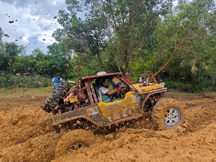 Đội Việt Nam chinh phục Rainforest Challenge 2023 tại Malaysia