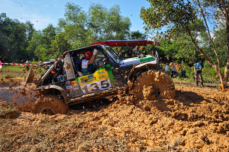 Đội Việt Nam chinh phục Rainforest Challenge 2023 tại Malaysia