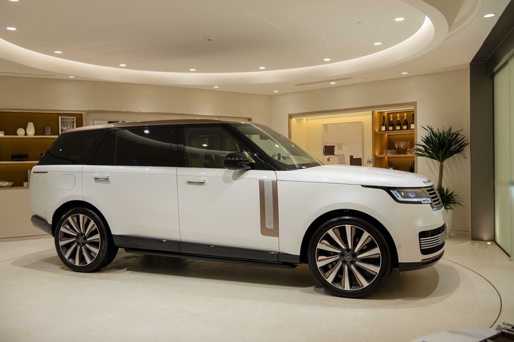 SUV sang đầu bảng Range Rover SV mới chính thức giới thiệu tại Việt Nam, giá từ 16,8 tỷ đồng