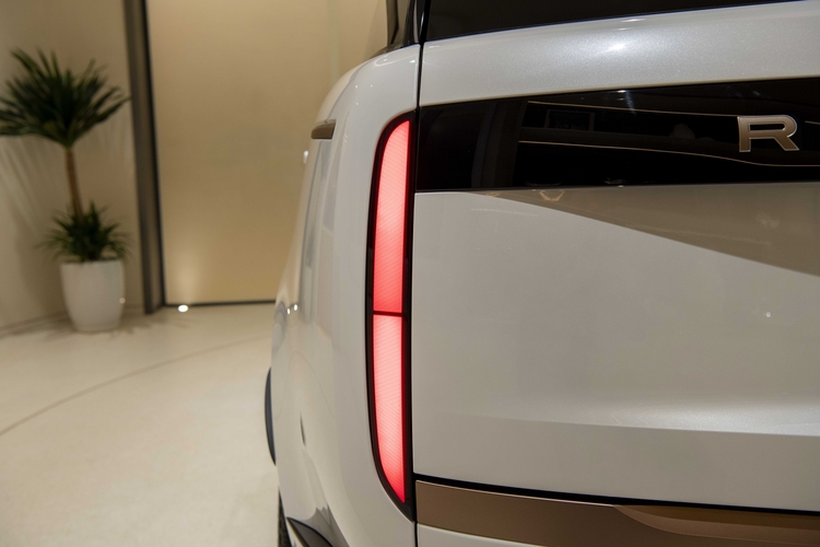 SUV sang đầu bảng Range Rover SV mới chính thức giới thiệu tại Việt Nam, giá từ 16,8 tỷ đồng