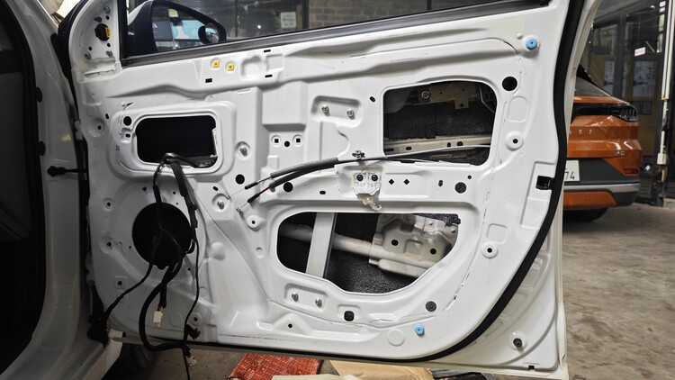 Hyundai Accent Với Gói Cách Âm Chống Ồn Thương Hiệu DrARTEX Kèm Với Đó Là Sub Gầm Ghế Focal Isub Active