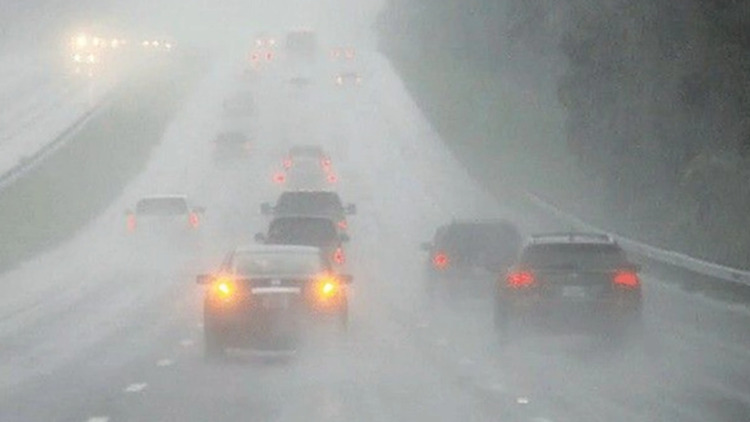 Bộ GTVT Malaysia cảnh báo tài xế "không sử dụng đèn báo nguy hiểm khi lái xe dưới trời mưa"