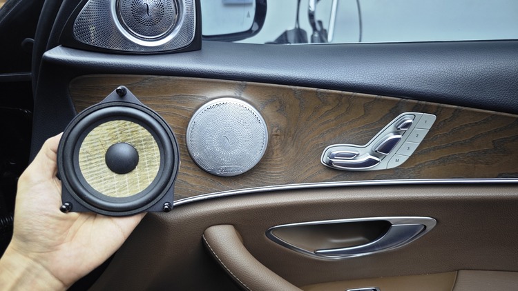 Mercedes E300 Với Cấu Hình Âm Thanh 13 Loa Focal Inside
