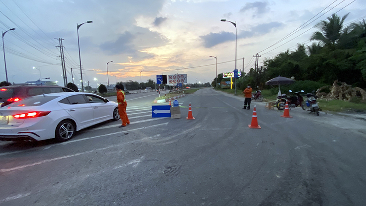 Nút giao chưa xong, tài xế khó tìm đường vào cao tốc Mỹ Thuận - Cần Thơ