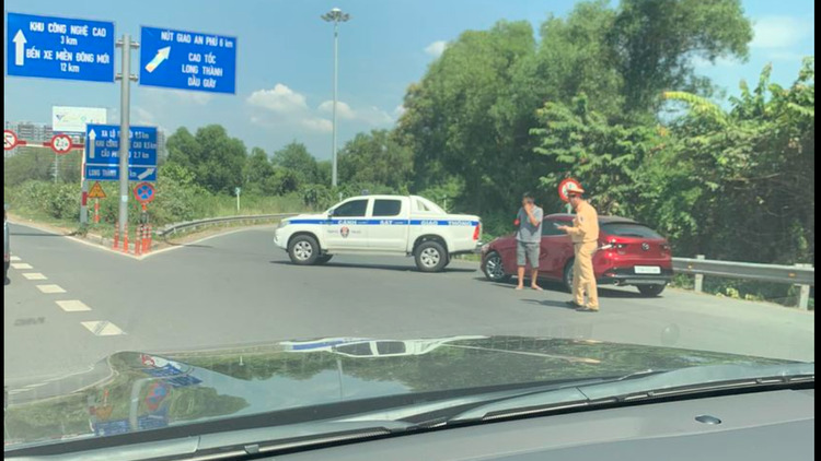 Cao tốc Long Thành liên tục kẹt xe do tai nạn nhưng các tài xế không cảnh giác toàn xào chẻ, tạt đầu
