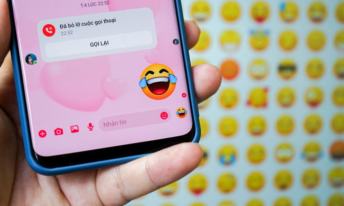 'Cười ra nước mắt' là emoji được dùng nhiều nhất năm