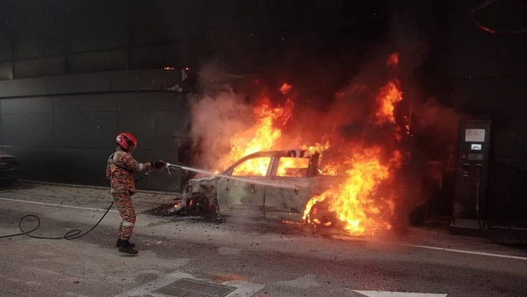 Mercedes-Benz EQB bốc cháy khi sạc tại đại lý ở Malaysia