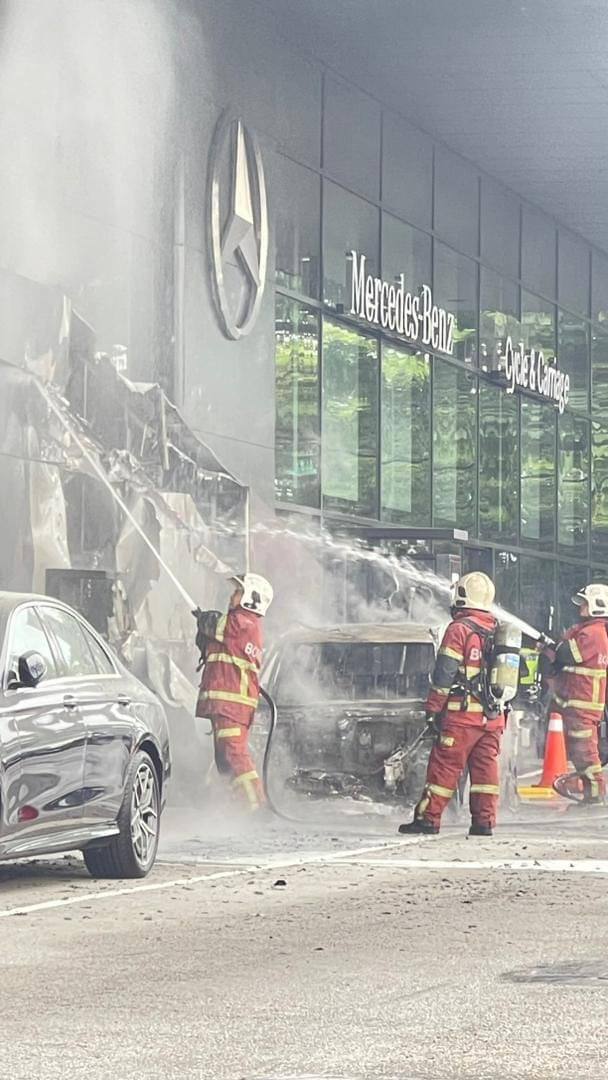 Mercedes-Benz EQB bốc cháy khi sạc tại đại lý ở Malaysia