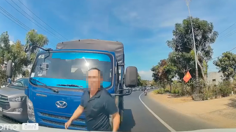 Chạy sai luật bị chặn lại, tài xế xe tải 49 hùng hổ đòi "hỏi tội" người đi đúng