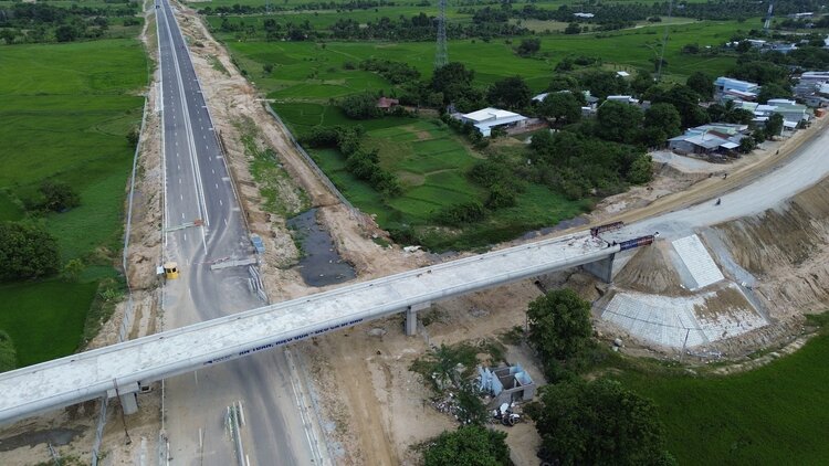 Thông tuyến chính đường nối cao tốc Cam Lâm - Vĩnh Hảo với QL1 sau hơn 1 năm thi công