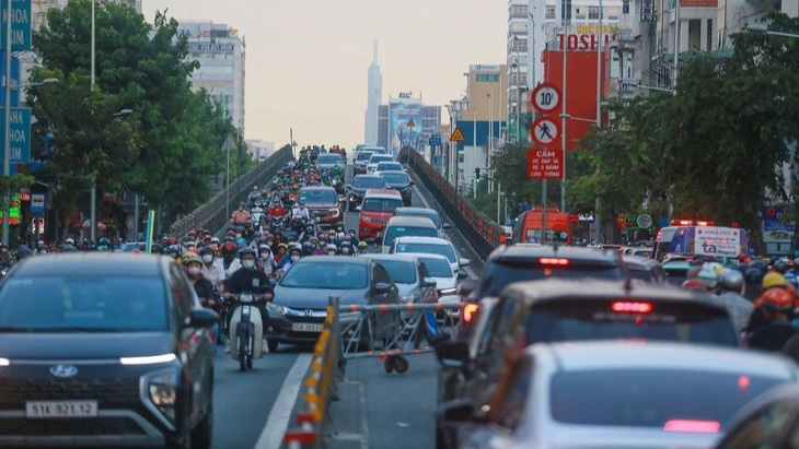 Nhiều giải pháp giải quyết điểm đen tai nạn giao thông cầu vượt Hoàng Hoa Thám