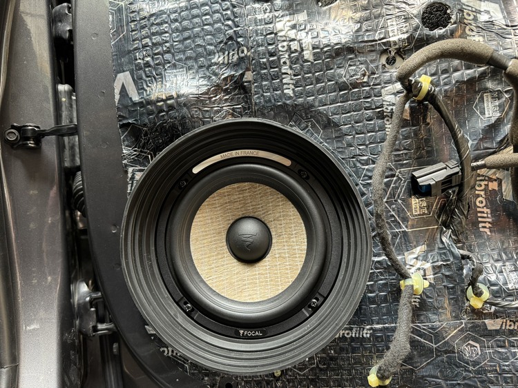 Vinfast Fadil nâng cấp hệ thống âm thanh Focal kết hợp với Rockpower tại Autobis