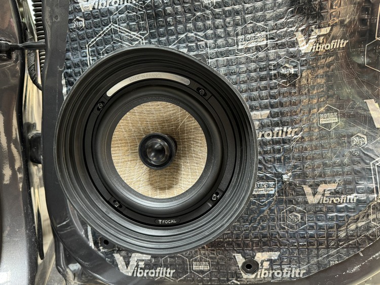 Vinfast Fadil nâng cấp hệ thống âm thanh Focal kết hợp với Rockpower tại Autobis