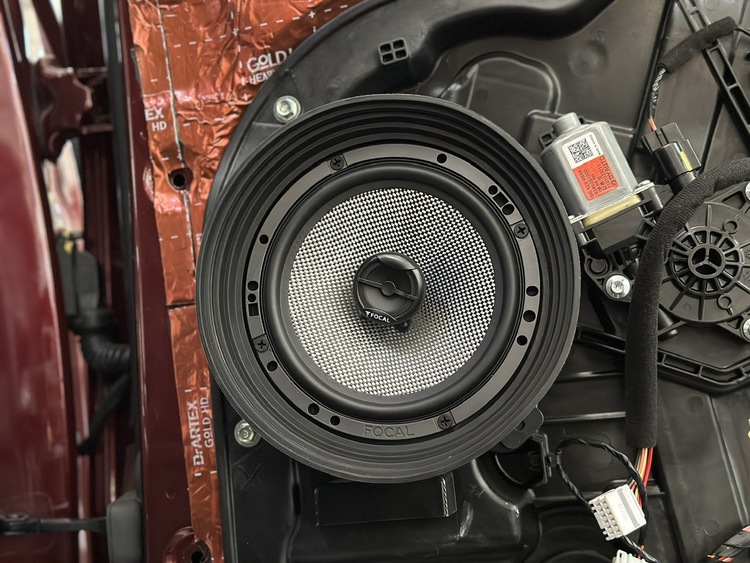 Hyundai Santafe nâng cấp hệ thống âm thanh Focal, Rockpower đi kèm với đó là gói cách âm 4 cửa 3 lớp vật liệu DrARTEX