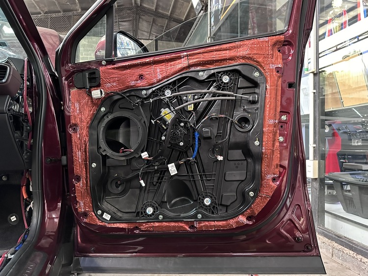 Hyundai Santafe nâng cấp hệ thống âm thanh Focal, Rockpower đi kèm với đó là gói cách âm 4 cửa 3 lớp vật liệu DrARTEX