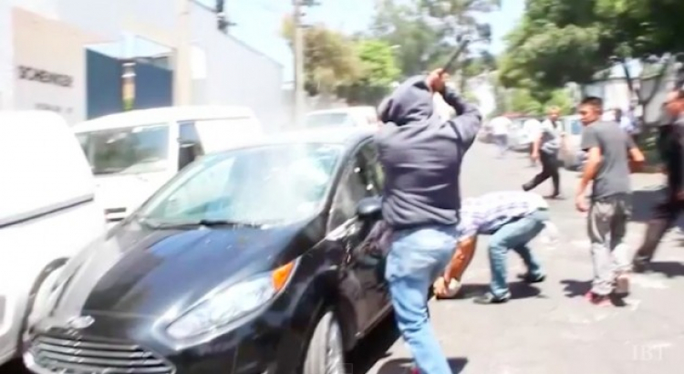 [Video] Tài xế Taxi ở Mexico biểu tình và đập phá xe Uber