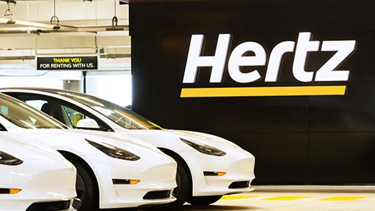 Hertz bán 20,000 xe điện, chuyển sang xe xăng