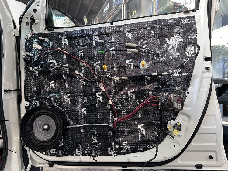 Toyota Fortuner Nâng Cấp Hệ Thông Âm Thanh Focal Đi Kèm Với Đó Là Bộ Xử Lý Tín Hiệu Rockpower Và Gói Cách Âm 4 Cửa