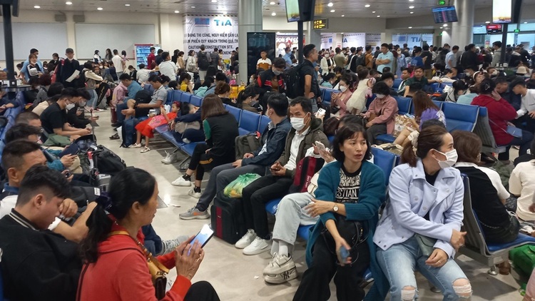 Hơn 650 chuyến bay bị trễ giờ ở Tân Sơn Nhất