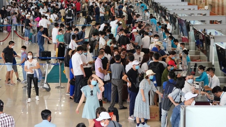 Hơn 650 chuyến bay bị trễ giờ ở Tân Sơn Nhất