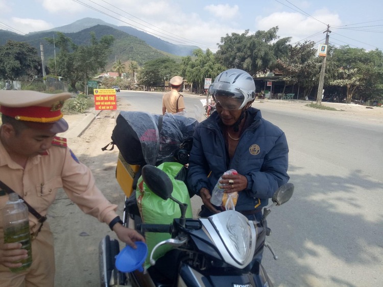 Cảnh sát giao thông phát nhu yếu phẩm miễn phí hỗ trợ người dân về quê đón Tết
