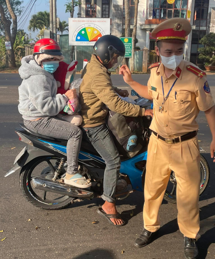 Cảnh sát giao thông phát nhu yếu phẩm miễn phí hỗ trợ người dân về quê đón Tết