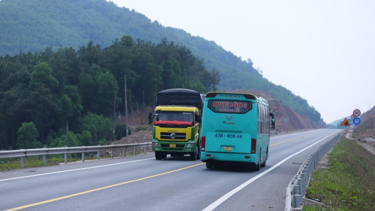 Xem xét cho xe chạy vào lề đường cao tốc Cam Lộ - La Sơn