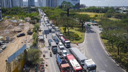 Hàng dài xe ô tô, xe tải nối đuôi nhau trên đường Nguyễn Hữu Thọ.jpg