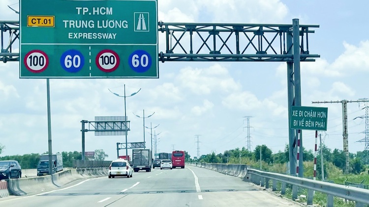 Phần lớn tài xế Việt hiểu sai luật nhường đường trên cao tốc