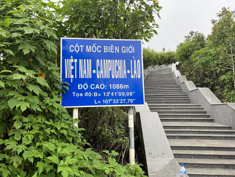 Thăm cột mốc biên giới Việt - Lào - Cam