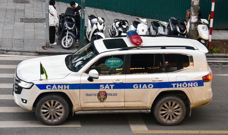 Cận cảnh Toyota Land Cruiser dành riêng cho cảnh sát Nhật: ngoại hình khác lạ, trang bị tận răng