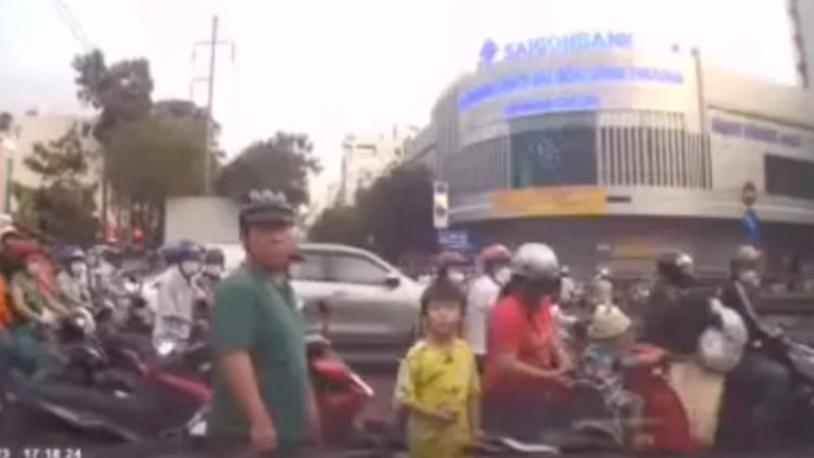 Làm gì khi va chạm với xe máy bị đám đông xung quanh gây áp lực?