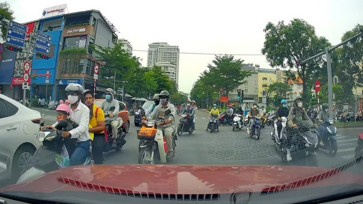 Cả trăm xe máy lấn làn, cướp đường để rẽ trái khiến giao thông ngã 4 Nguyễn Văn Linh - Phạm Văn Nghị hỗn loạn