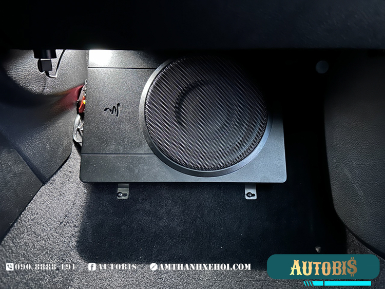 Chơi âm thanh có khi chỉ đơn giản là gắn thêm một cái Sub, BMW với sub điện Focal Inside Isub Active hệ thống âm thanh zin trên xe được thay đổi hoàn