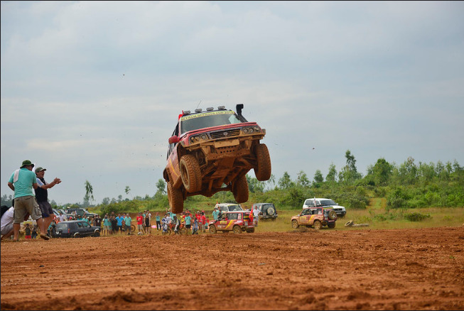 Xe Suzuki Jimny lên cản offroad trưng bày ở đại lý Xe Suzuki Jimny lên cản offroad trưng bày ở đại lý