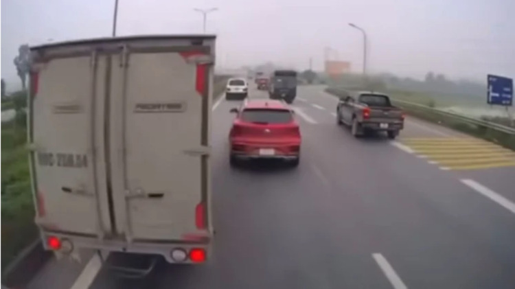 Quá nhiều lỗi trong một video: Ôm làn trái, không giữ khoảng cách, dừng đột ngột trên cao tốc