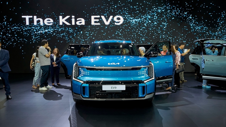 Kia EV9 ra mắt tại Thái Lan, giá từ 2,4 tỷ đồng, chờ ngày về VN so kè VinFast VF9 Kia EV9 ra mắt tại Thái Lan, giá từ 2,4 tỷ đồng, chờ ngày về VN so kè VinFast VF9