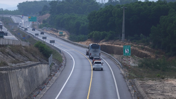 Cho phép vượt xe ở nhiều đoạn hai làn trên cao tốc Cam Lộ - La Sơn