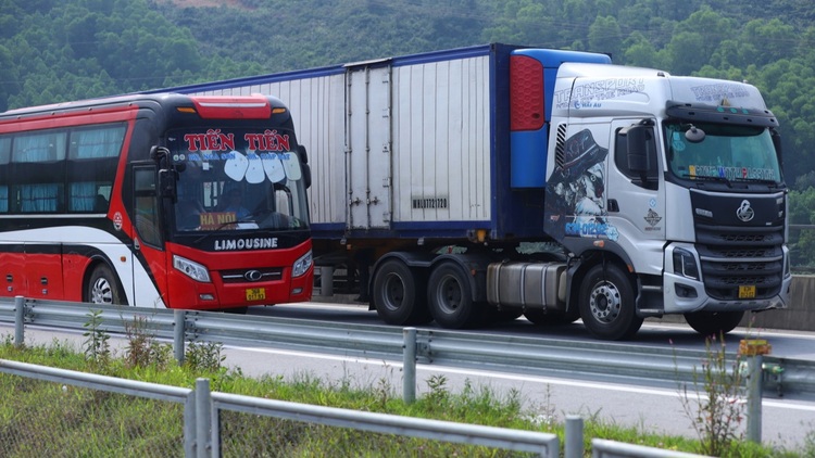Nghiên cứu cấm xe khách, xe tải nặng đi cao tốc Cam Lộ - La Sơn