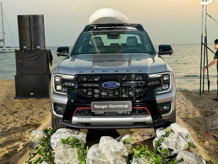 Ford Ranger Stormtrak và Everest Platinum bất ngờ ra mắt tại Việt Nam, giá bán công bố sau