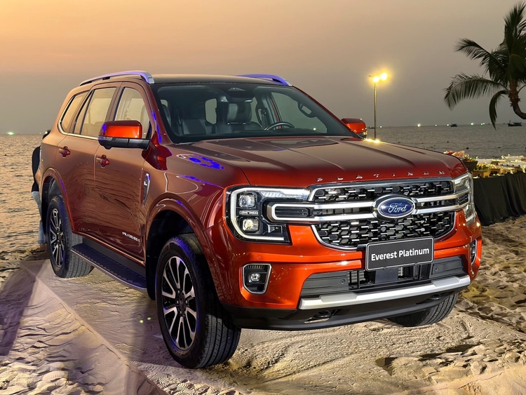 Ford Ranger Stormtrak và Everest Platinum bất ngờ ra mắt tại Việt Nam, giá bán công bố sau