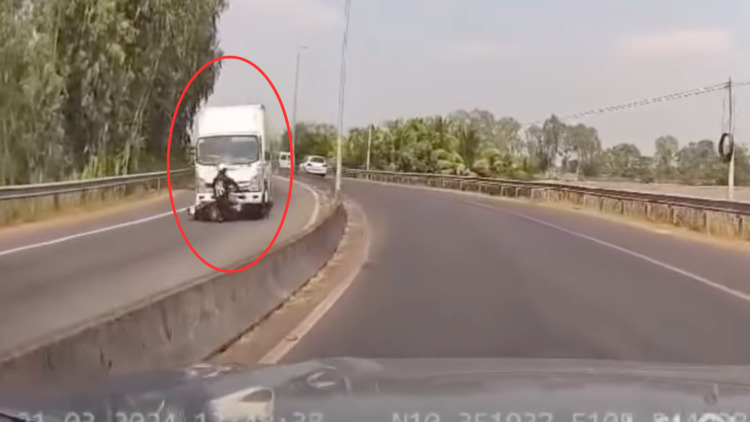 Video: Xe máy đi ngược chiều ở đường dẫn tông trực diện đầu xe tải