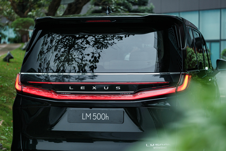 MPV sang trọng Lexus LM500h có giá từ 7,3 tỷ đồng tại Việt Nam