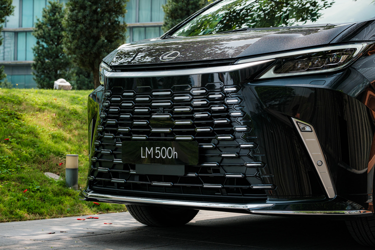 MPV sang trọng Lexus LM500h có giá từ 7,3 tỷ đồng tại Việt Nam