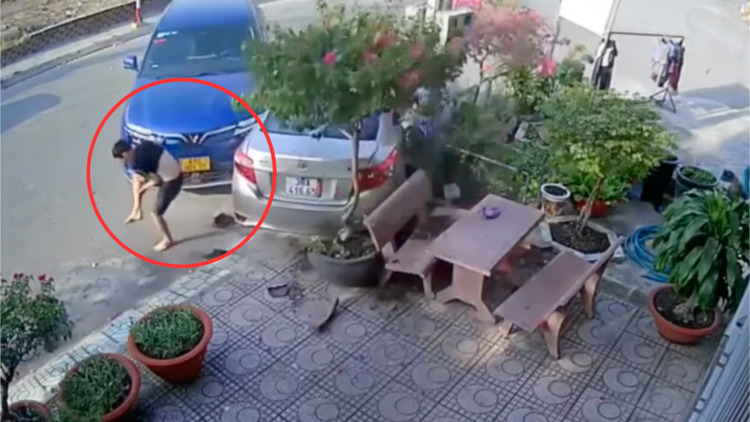 Video: Ô tô VinFast tông vào người đàn ông đứng bên đường rồi bỏ chạy