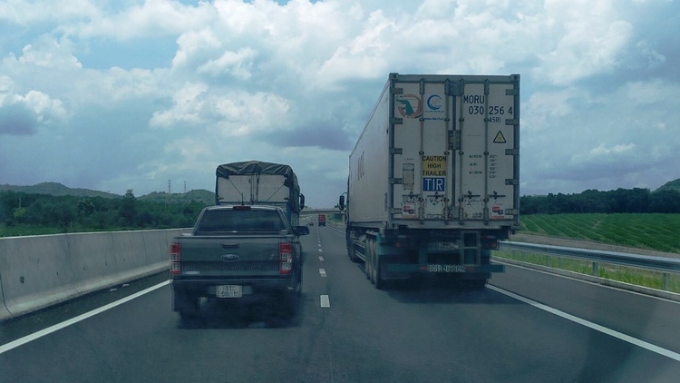 Xử lý nghiêm tài xế ô tô "ôm" làn trái trên đường cao tốc